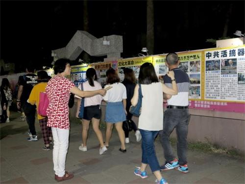 '图1~2:高雄瑞丰夜市上,法轮功真相长廊和为陆客提供三退服务点,吸引不少台湾民众和大陆游客驻足关注和了解真相。'