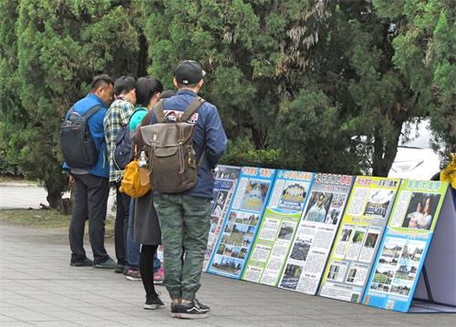 '图1~4:故宫景点上特殊的风景线:法轮功真相展板及内容吸引大陆游客聚焦与关心。'