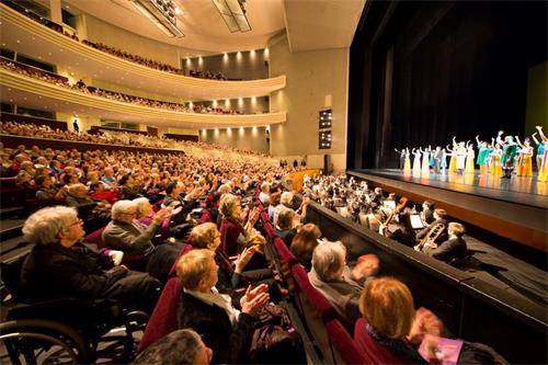 '图2:美国神韵国际艺术团二月十六日晚在法国南特市议厅(Citédes Congrèsde Nantes)的演出一票难求。演出结束后,观众报以热烈掌声,向神韵艺术家致敬。'