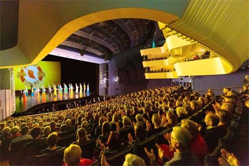 '图3:二月十二日,美国神韵国际艺术团在德国艾森的阿尔托歌剧院(Aalto-Theater Essen)连续上演两场演出。图为晚场演出盛况。'