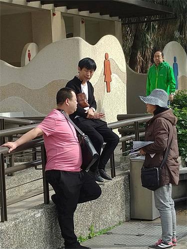 '图2:郭思绮(右)正与大陆游客讲真相'