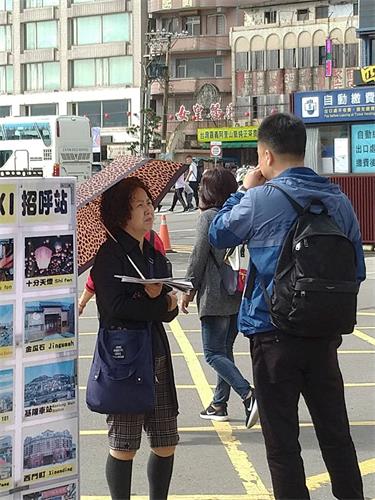 '图3:戴智慧(左)退休前,每次车程来回四小时来野柳,向大陆游客讲真相。'