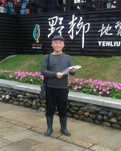 '图4:徐宗贤改掉火爆脾气,只要有空档,必来到野柳讲真相。'