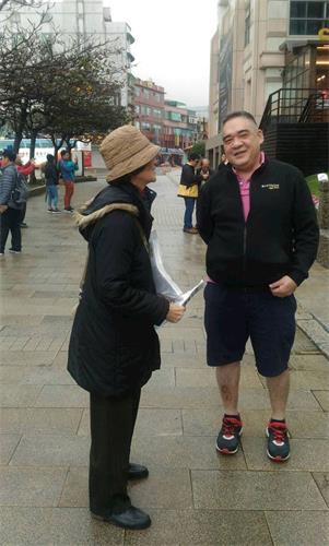 '图5:陈甜(左)在野柳地质公园门外讲真相'