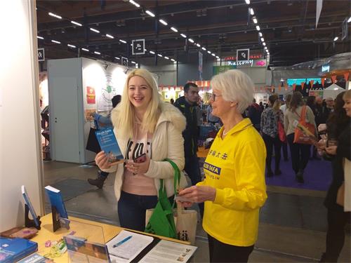 二零一九年一月二十四日和二十五日,芬兰学员在赫尔辛基参加了教育(Educa)展会,在展会上向各界人士介绍法轮功及其真相。