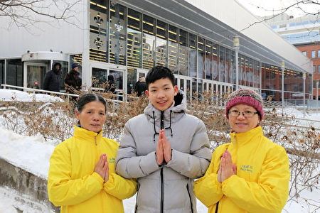 '图5:陈女士(左)一家祖孙三代人诚挚地向李洪志大师献上新年问候。'