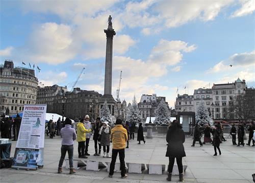 '图1~3:二零一九年二月二日,法轮功学员在伦敦特拉法加广场(Trafalgar Square)北平台发放真相传单、炼功、讲真相、征签反迫害。'