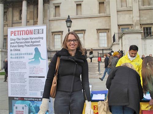 '图5:二零一九年二月二日,伦敦女士汉娜(Hanna)在伦敦特拉法加广场(Trafalgar Square)北平台深入了解法轮功真相。'
