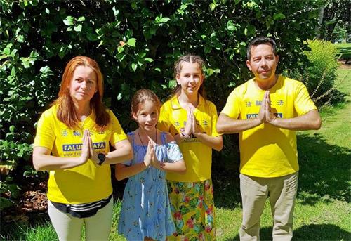 '图2:希腊裔学员比耳·索多利(Bill?Thodori)偕全家恭祝师尊新年好。'