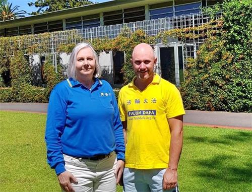 '图4:丹妮丝·约翰逊(Denice?Johnson)和斯图尔特·约翰逊(StuartJohnson)母子俩修炼法轮功十九年,两人都是当年在天安门展开“真、善、忍”横幅的三十六位西人法轮功学员中的一员。'