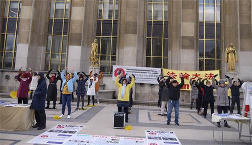 '图1:法轮功学员在进行法轮功功法演示'