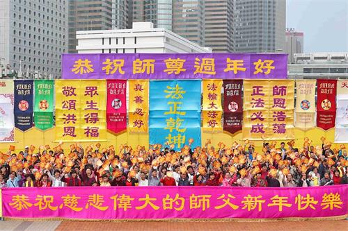 '图5:法轮功学员合唱《法轮大法好》后高举福字帖,向市民送福。'