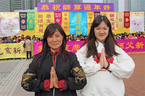 '图6:法轮功学员梁女士(左)及女儿(右)俩相继得法,敬谢师父救度洪恩。'