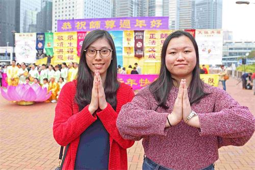 '图HK20190205-07.jpg年轻法轮功学员马小姐(左)和邝小姐(右)修炼后学会先他后我,善待他人。'