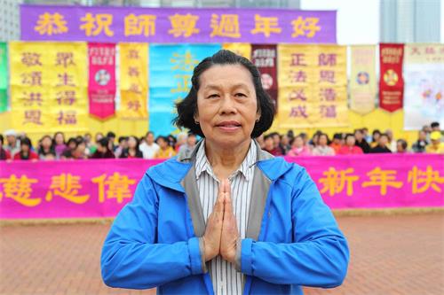 '图9:法轮功学员谭太说,来到旅游点的大陆青少年,很多都很愿意接受真相。'