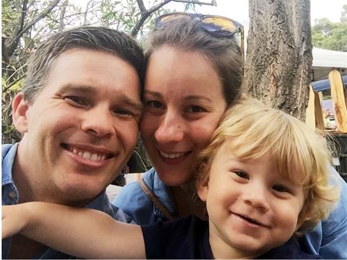 '图1:法轮大法修炼者尼古拉斯与幸福的妻子梅利莎和儿子在一起'