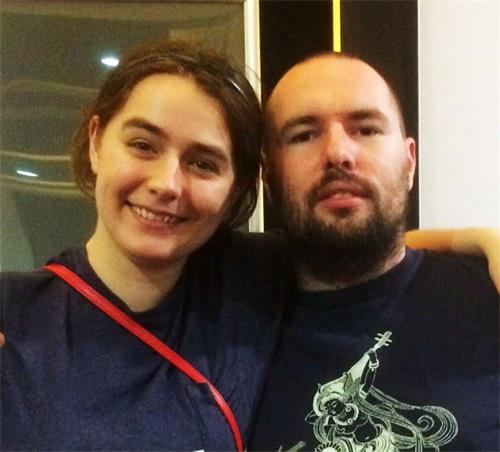 '图2:曾患自闭症的路易斯(图右)因母亲修炼大法而成为健康有成就的软件承包商'