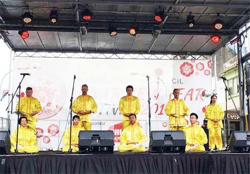'图1:法轮功学员被邀请展示法轮功五套功法,受到各族裔民众赞赏'