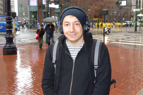 '图28:来自埃及的游客Mohamad表示,法轮功的游行非常美好'