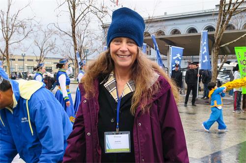 '图30:黑斯廷斯女士表示,她很幸运能遇到善良的法轮功学员'