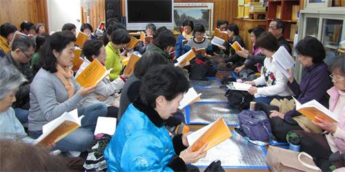 '图:台北部份法轮功学员在中国新年假期中,连续五天密集学法交流,共勉找回修炼如初的精神。'