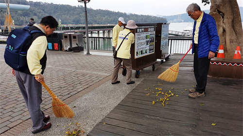 '图4:学员一到景点,先打扫周围环境。'