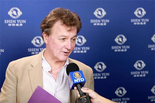 二零一九年三月八日晚,著名演员、歌唱家、导演彼得•库森斯(Peter Cousens)在悉尼Lyric剧院(Sydney Lyric Theatre)观看了神韵世界艺术团的演出。