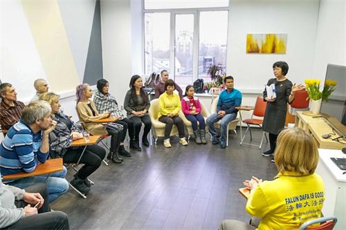 '图1:二零一九年三月二日至十日,在俄罗斯莫斯科举办了“法轮大法九天班”,参加者们正在听法轮功学员的介绍。'