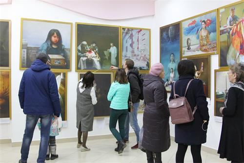 '图1~3:俄罗斯学员于二零一九年三月六日至二十六日,在伊尔库茨克市(Irkutsk)市中心举行“真、善、忍”国际美展。从画展开幕至今,大批的当地居民前来观看。'