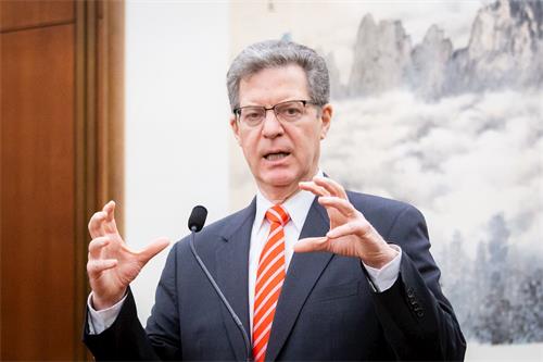 '图1:美国国际宗教自由大使布朗贝克十二日提到,中共迫害人权的状况严重,若不改正,美国是可以采取制裁的,甚至可对个别官员祭出制裁,“我们希望这能给他们警讯:个别人做坏事是会有后果的。”'