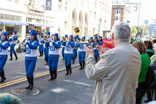 '图1~5:法轮功学员的队伍受到中西观众的欢迎'