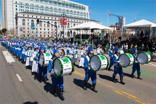 '图6~7:法轮功学员的队伍在主席台前为观众演奏'