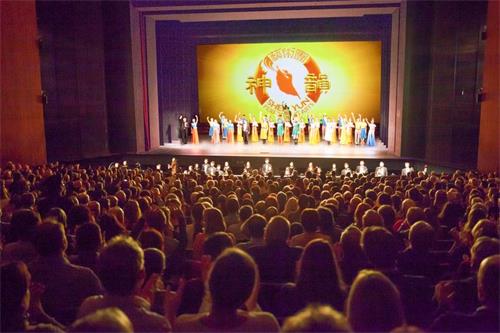 '图2:三月十五日至十七日,美国神韵国际艺术团在柏林德意志歌剧院(Deutsche Oper Berlin)上演了五场演出,场场爆满。十六日晚的演出,演员四次谢幕。'