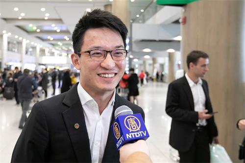 '图6:神韵世界艺术团乐团首席张赜宇接受媒体采访。'