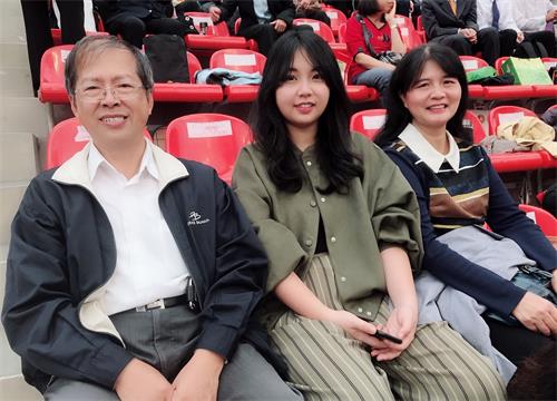 图说3:吴忠宽(左) 大女儿吴典育(中) 李淑惠(右)