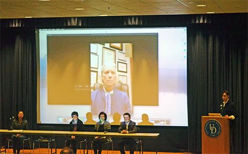 '图1:2019年3月14日晚,德拉华大学法轮功俱乐部在Trabant剧院放映了纪录片《求救信》。右起:德拉华大学法轮功俱乐部负责人、神经学博士生Robert,曾被中共迫害的三位法轮功学员——黄奎、杨景芳和崔红,法轮功学员Cindy.屏幕上是反强摘器官医生组织 (DAFOH)发言人Ann Corson医生连线回答观众提问。'