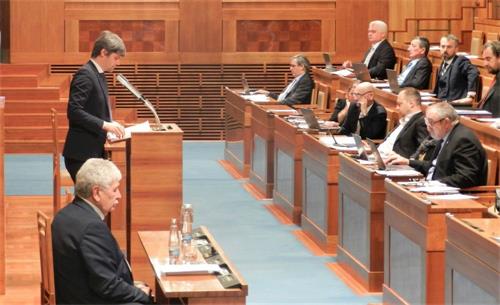 '图4:捷克参议员马克·黑尔茨(左站立者)在发言中'