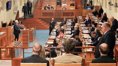 '图6:捷克参议员瓦茨拉夫·哈洛博克(左站立者)在发言中'