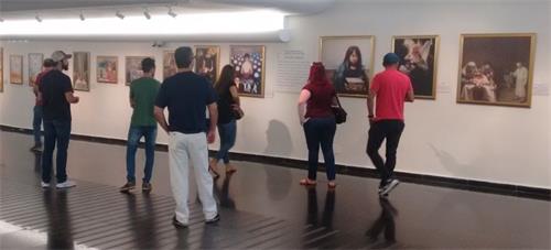 '图1:参观画展的人们'