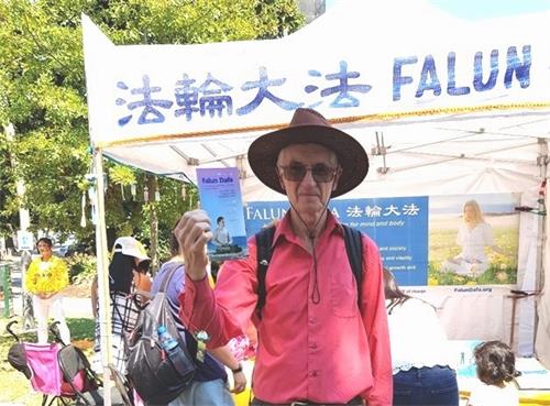 图5:三月十七日,克里斯(Chris)在法轮大法展位前留影。