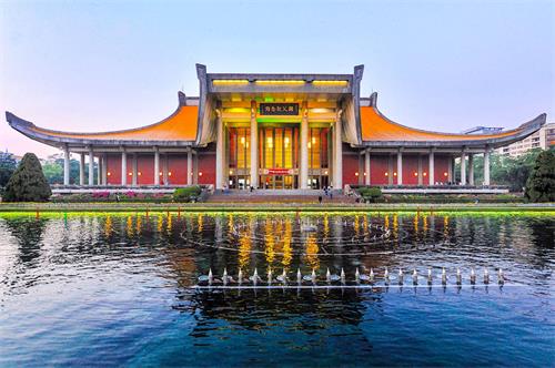 '图1:仿唐飞檐宫殿的外观,以及可综观全览台北“101摩天大楼”全景,目前国父纪念馆已成为大陆来台湾观光的重要景点之一。'