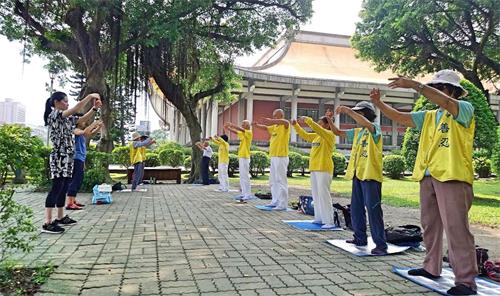 '图2~4:法轮功学员在纪念馆的回廊上、以及紧邻逸仙路的园区树下炼功。'