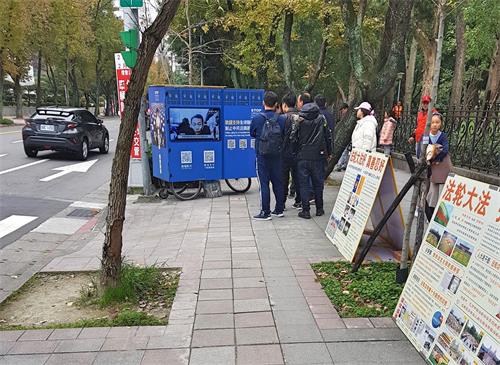 '图6~8:法轮功真相是指引分辨正邪善恶的指路灯,无论寒暑晴雨,吸引游客聚焦关注。'