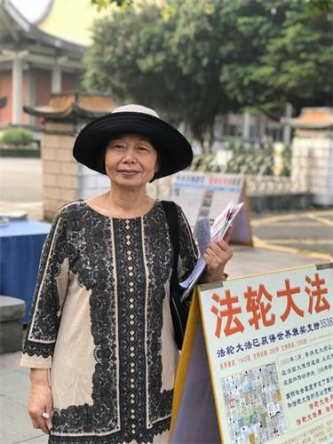 '图9:陈玉婷修炼法轮大法之后身心受益,每日到国父纪念馆讲真相。'