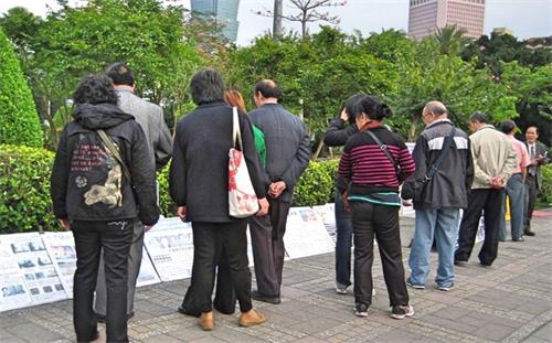 '图10:真相点成立后的前几年,在大停车场设置的真相展板。'