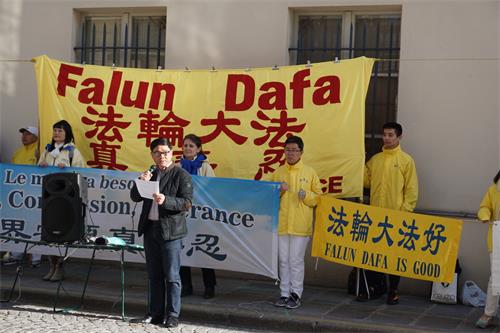 图1:法国法轮大法学会主席唐汉龙先生在集会上发言