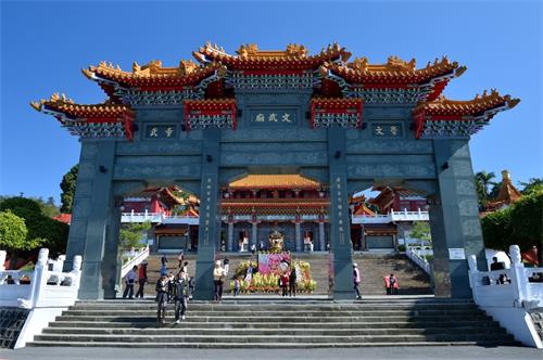 '图1:“北朝式”风格建筑的日月潭文武庙,气势恢弘,深受来台的中外游客青睐。'
