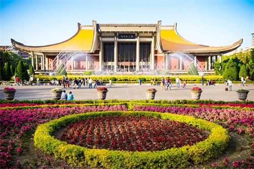 '图1:国父纪念馆仿唐式飞檐式宫殿建筑,周围拥有中山公园及翠湖,草木复苏绿意盎然,不仅是台湾热门的观光景点,更是中国大陆的观光客指名要参观的景点之一。'