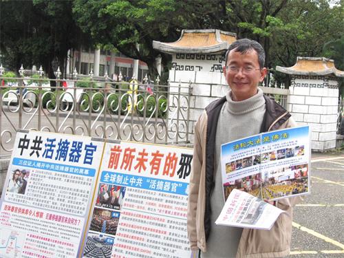 '图4:陈厚全每个星期都到国馆景点讲真相。'