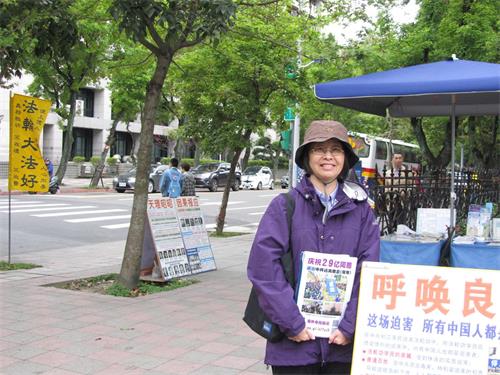 '图5:常葛莉利用假日到景点讲真相已有数年。'